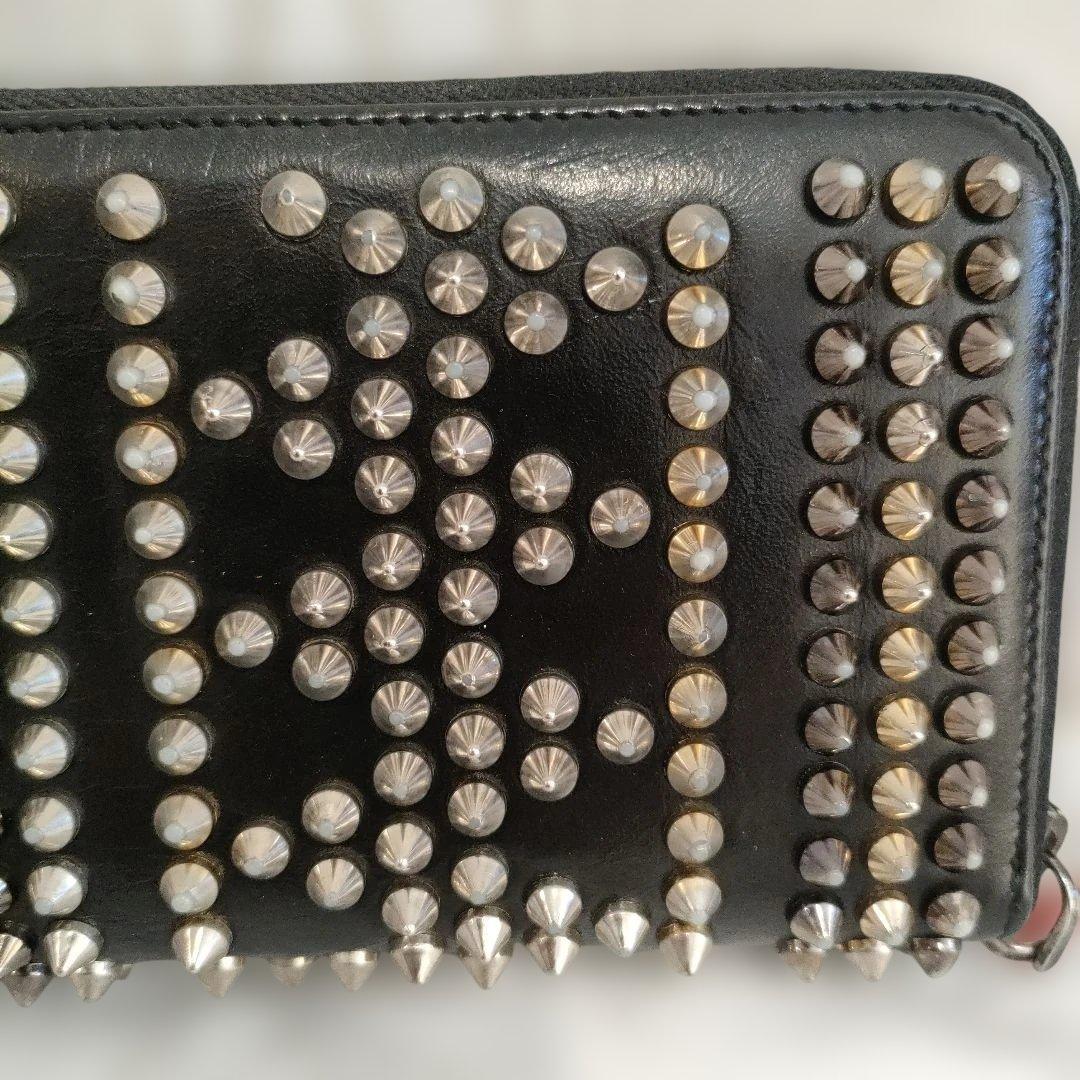 クリスチャンルブタン　スタッズ装飾の黒いレザー長財布
