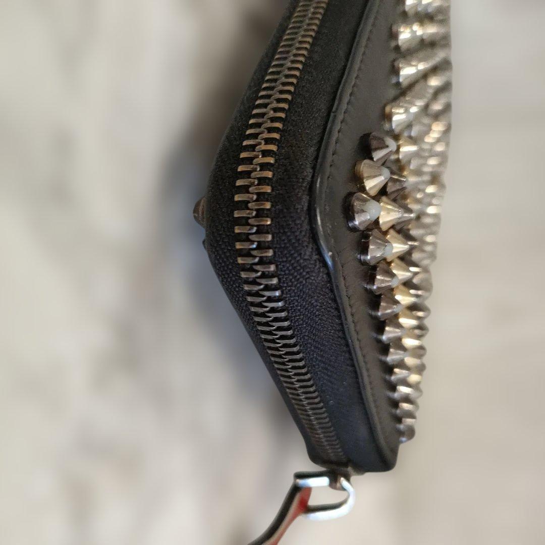 クリスチャンルブタン　スタッズ装飾の黒いレザー長財布