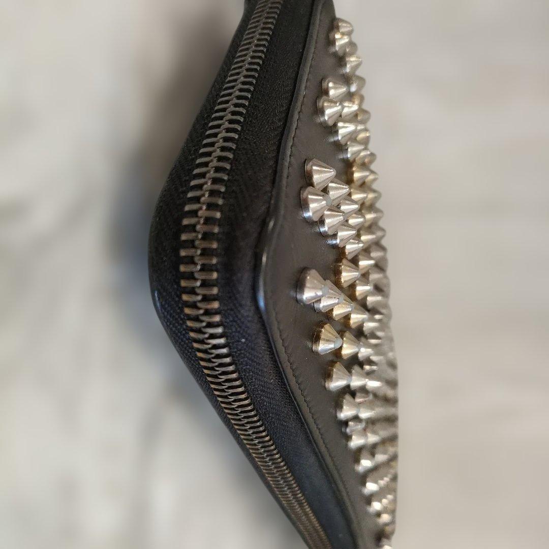 クリスチャンルブタン　スタッズ装飾の黒いレザー長財布