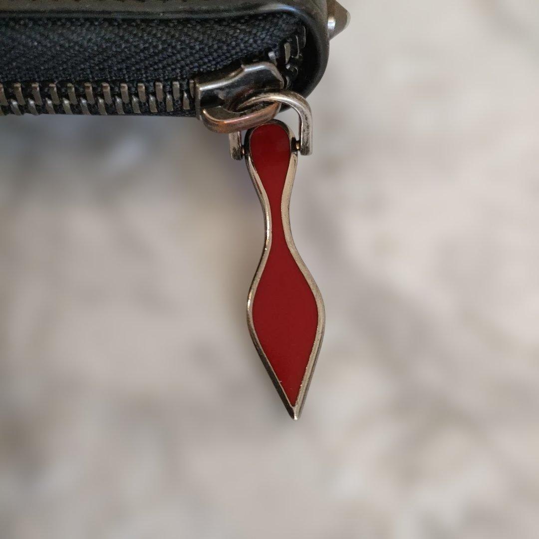 クリスチャンルブタン　スタッズ装飾の黒いレザー長財布