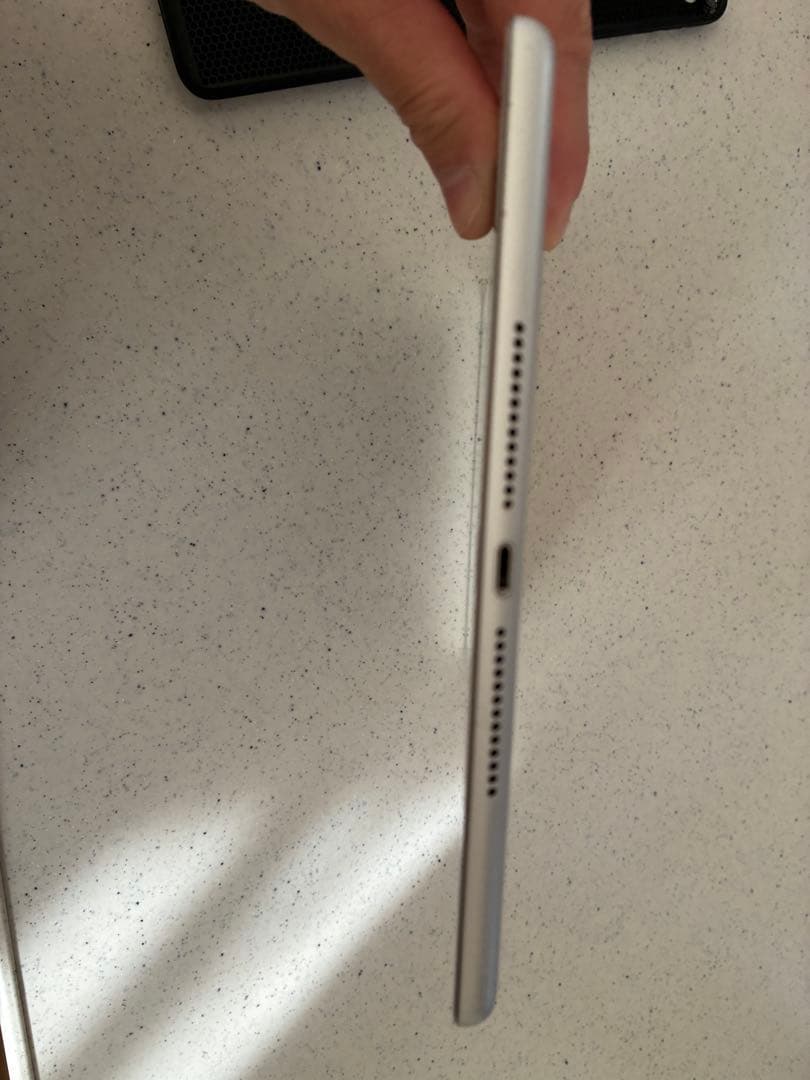 Apple iPad 第6世代　無印　シルバー 本体　wi-fiモデル　32GB