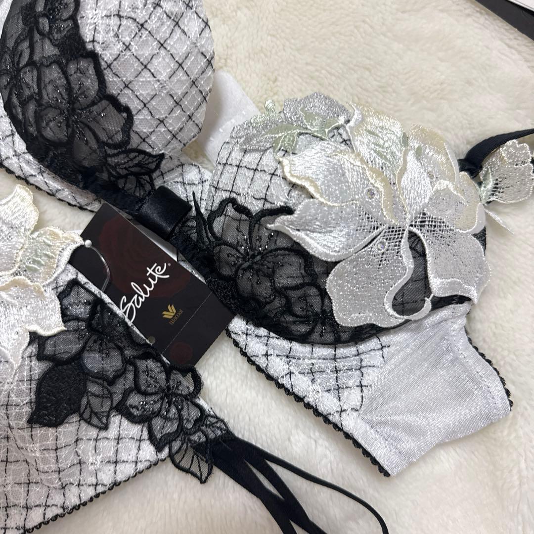 サルート　ブラジャーB 70 ￼ TバックM