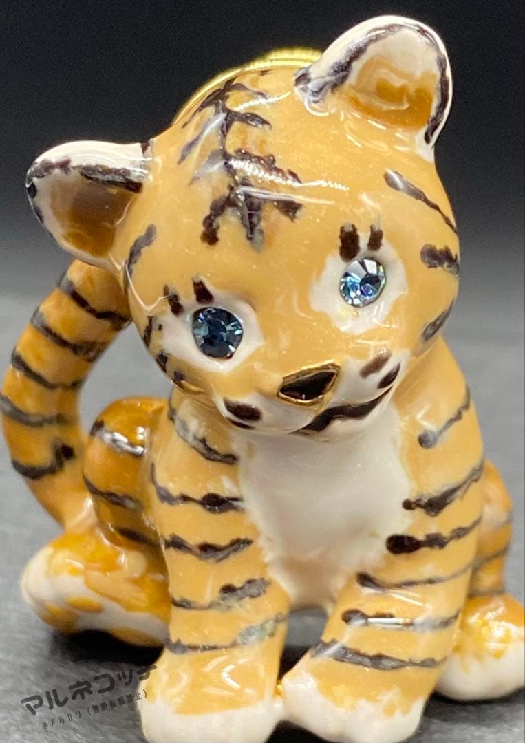 【mashumama】ヴァンドームブティック　子トラのピンブローチ