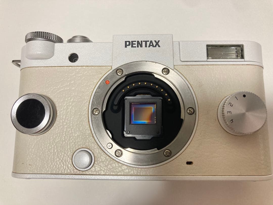 【PENTAX Q-S1 】ホワイト バッテリーチャージャー付き【即日配送】