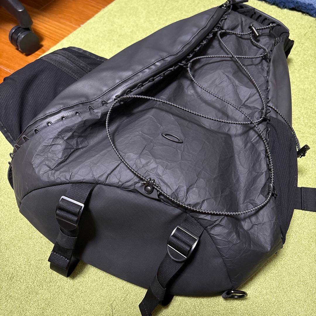 Oakley メッセンジャーバッグ ブラック
