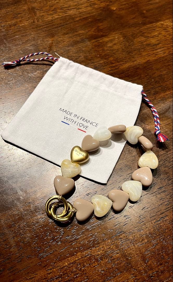 LOUVINI ベージュ ハート型 ストラップ