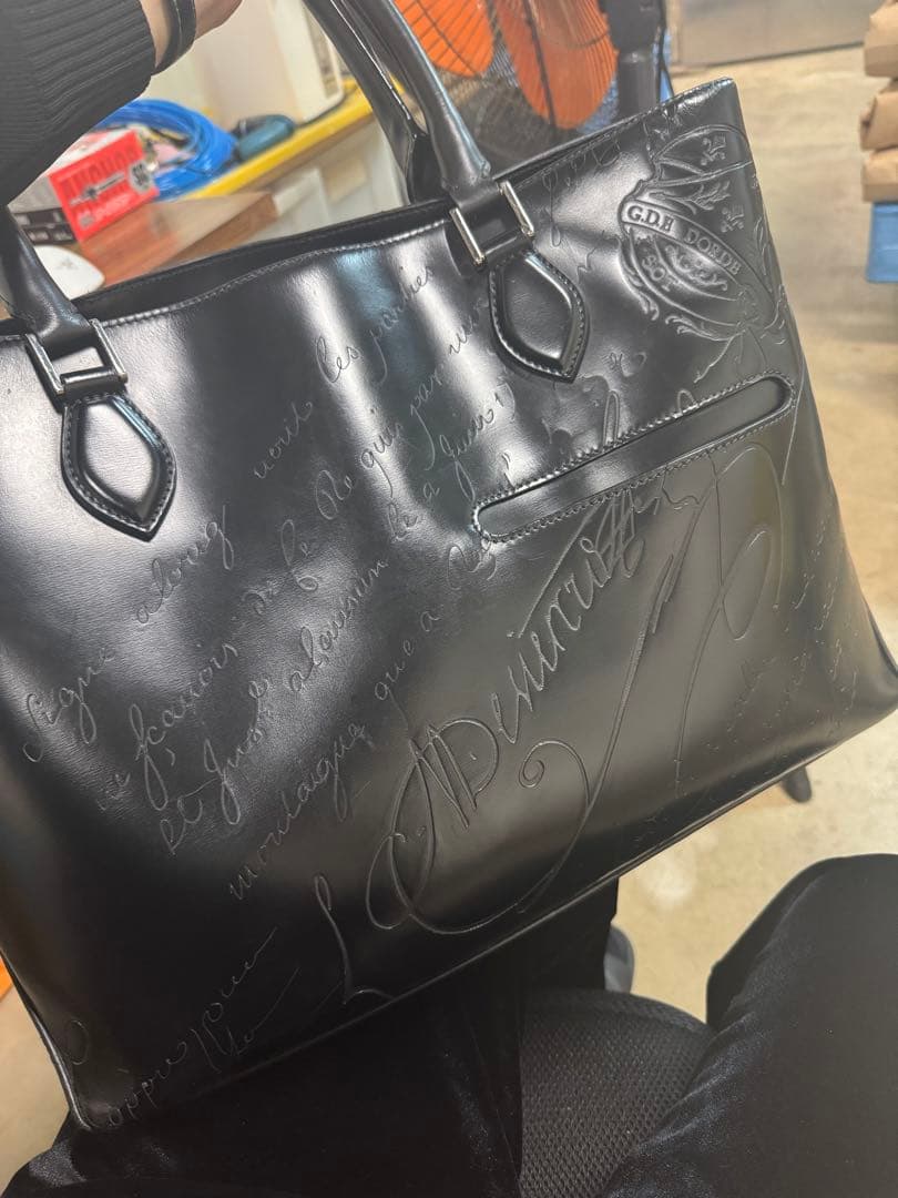 日本限定 ベルルッティ トゥジュール ジャイアントスクリット レザートートバッグ