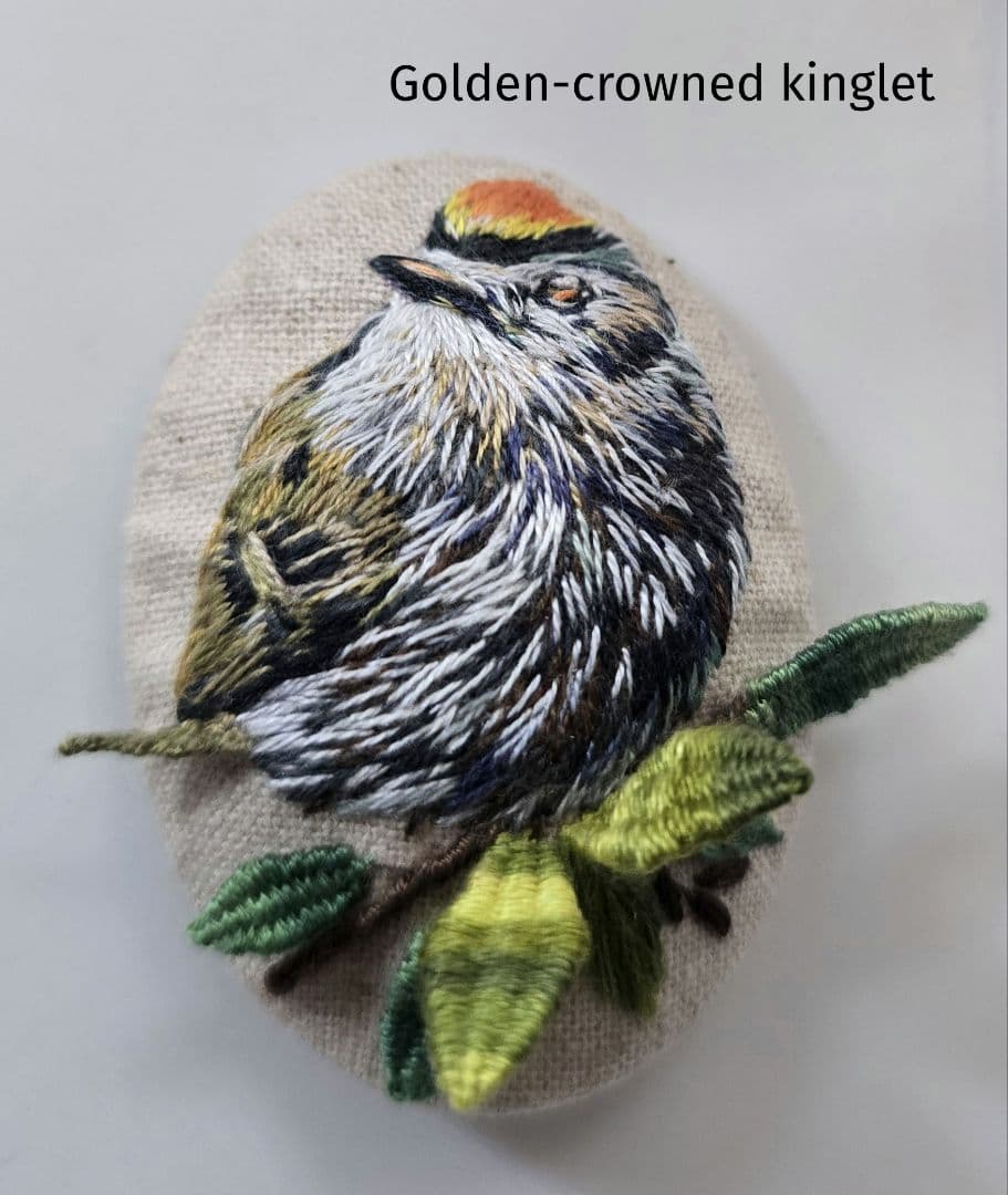 くるみボタン 鳥刺繍 ブローチ or ヘアゴム