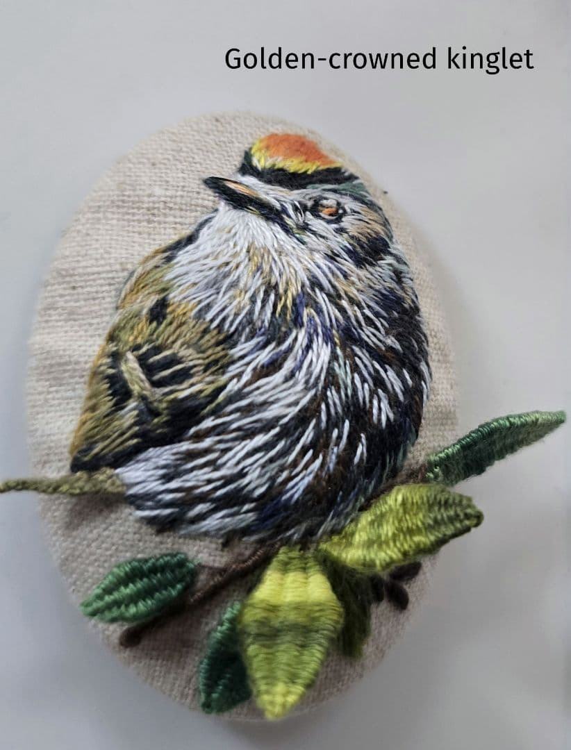 くるみボタン 鳥刺繍 ブローチ or ヘアゴム