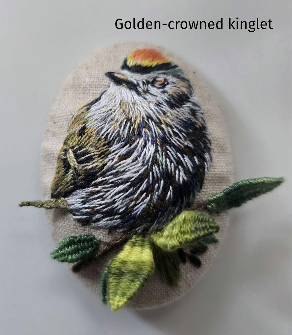 くるみボタン 鳥刺繍 ブローチ or ヘアゴム