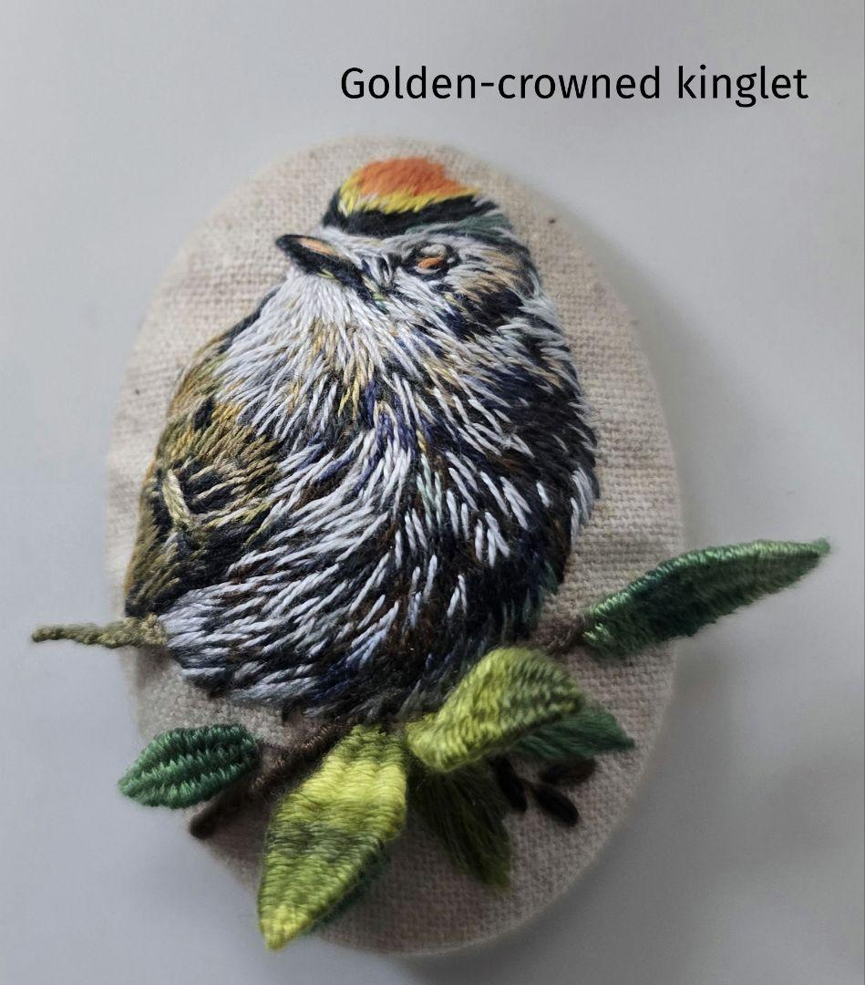 くるみボタン 鳥刺繍 ブローチ or ヘアゴム