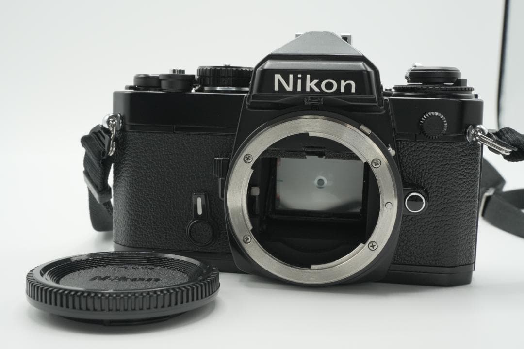【美品】Nikon FE ブラック フィルムカメラ本体／前キャップ・ストラップ