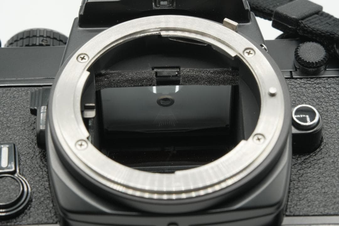 【美品】Nikon FE ブラック フィルムカメラ本体／前キャップ・ストラップ