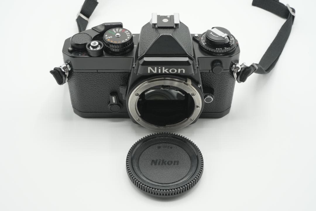 【美品】Nikon FE ブラック フィルムカメラ本体／前キャップ・ストラップ