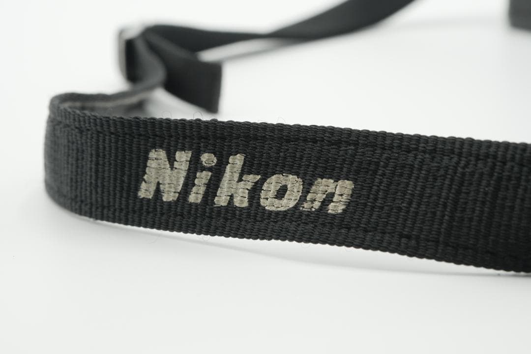 【美品】Nikon FE ブラック フィルムカメラ本体／前キャップ・ストラップ