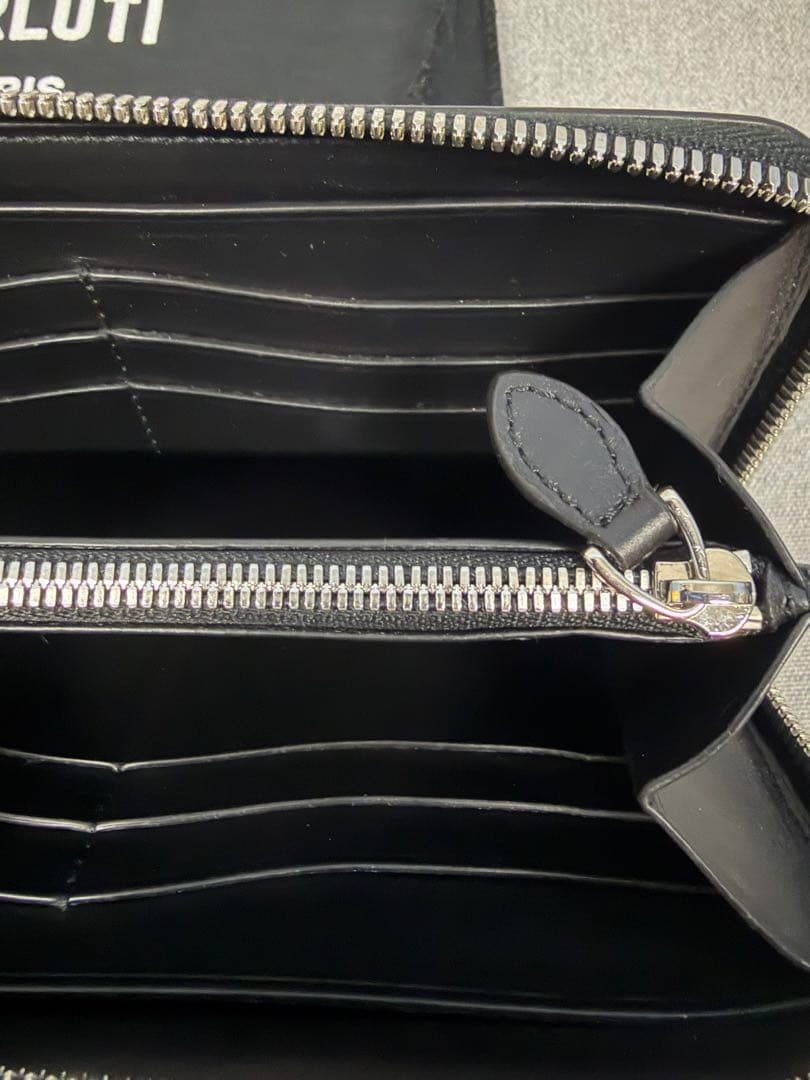 Berluti (ベルルッティ) イタウバ ラウンドジップロングウォレット