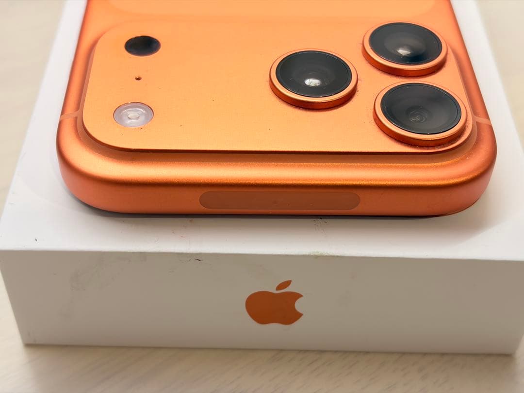 iPhone 17 Pro Max 256GB コズミックオレンジ　ケース