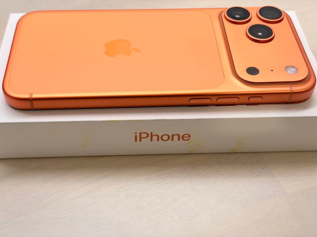 iPhone 17 Pro Max 256GB コズミックオレンジ　ケース