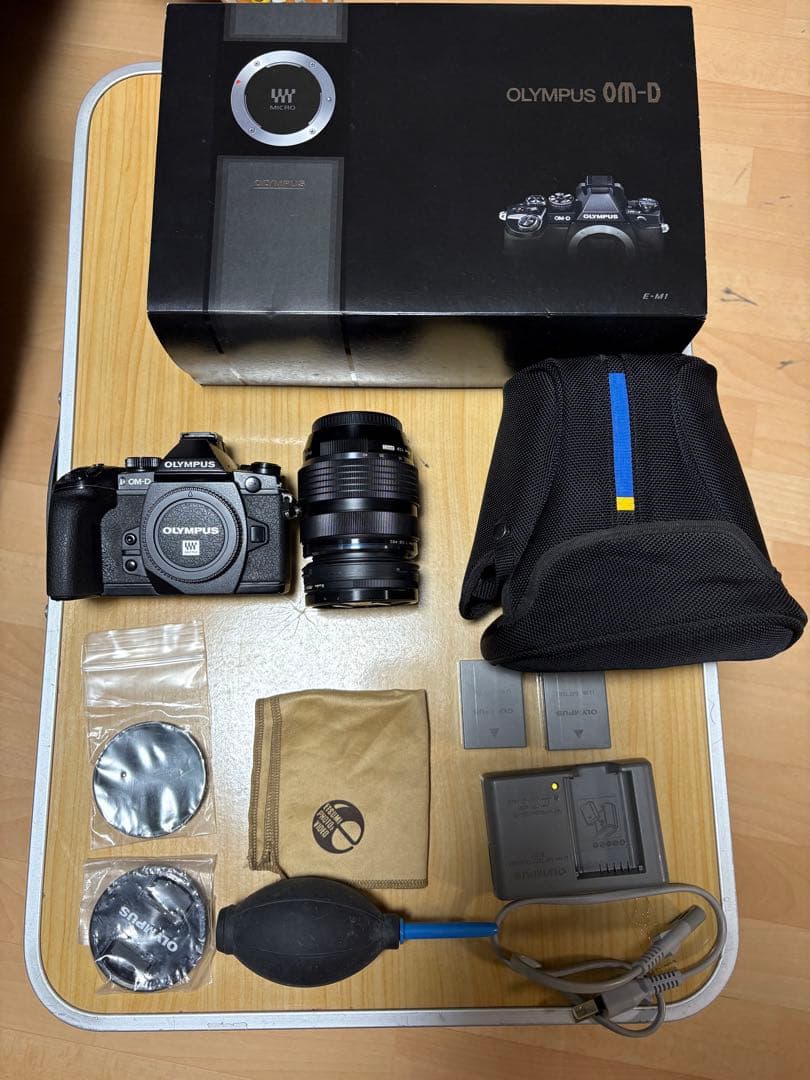 OLYMPUS OM-D ミラーレス一眼カメラ 本体と付属品