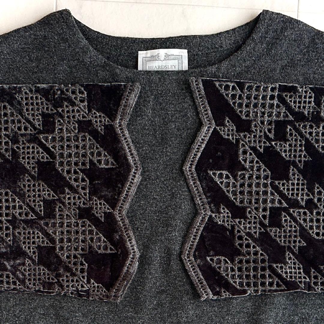 ビアズリー フレアスリーブ敦賀刺繍ニットプルオーバー　グレー