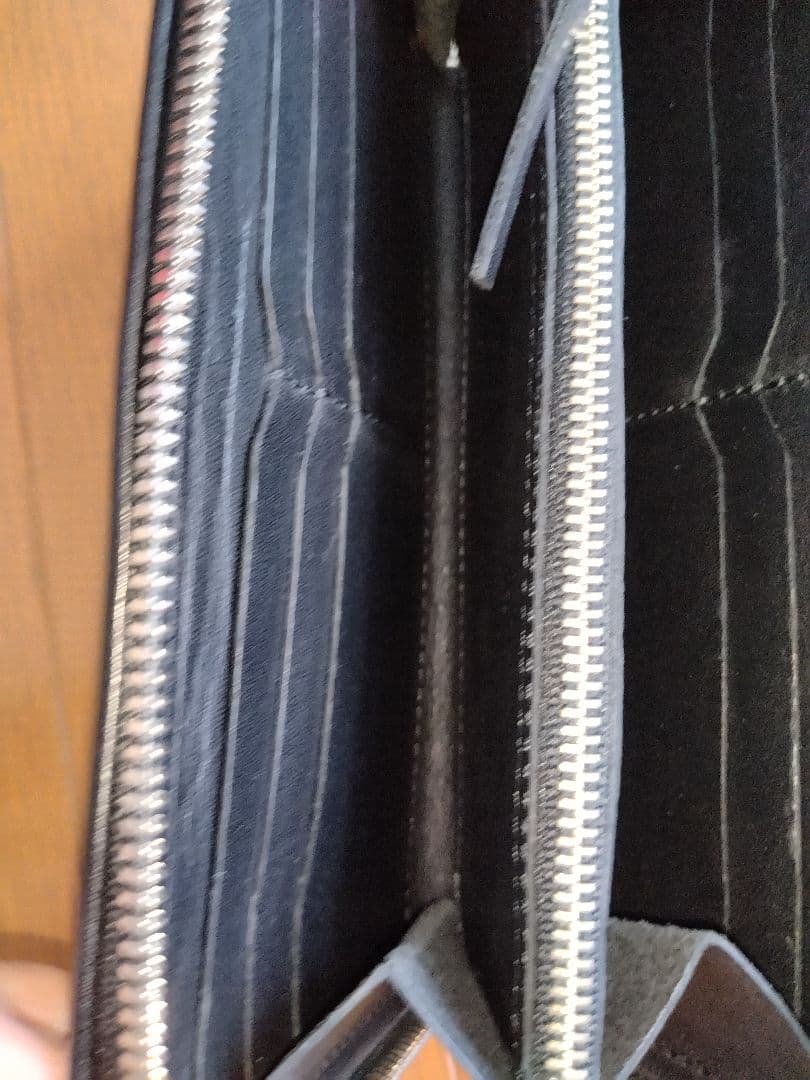 パイロットリバー　レッドムーン　黒いレザー編み込み長財布