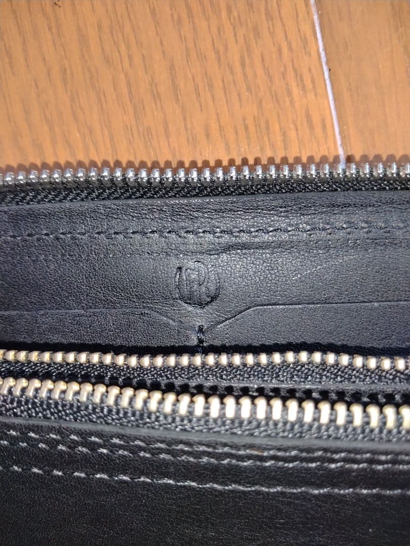 パイロットリバー　レッドムーン　黒いレザー編み込み長財布