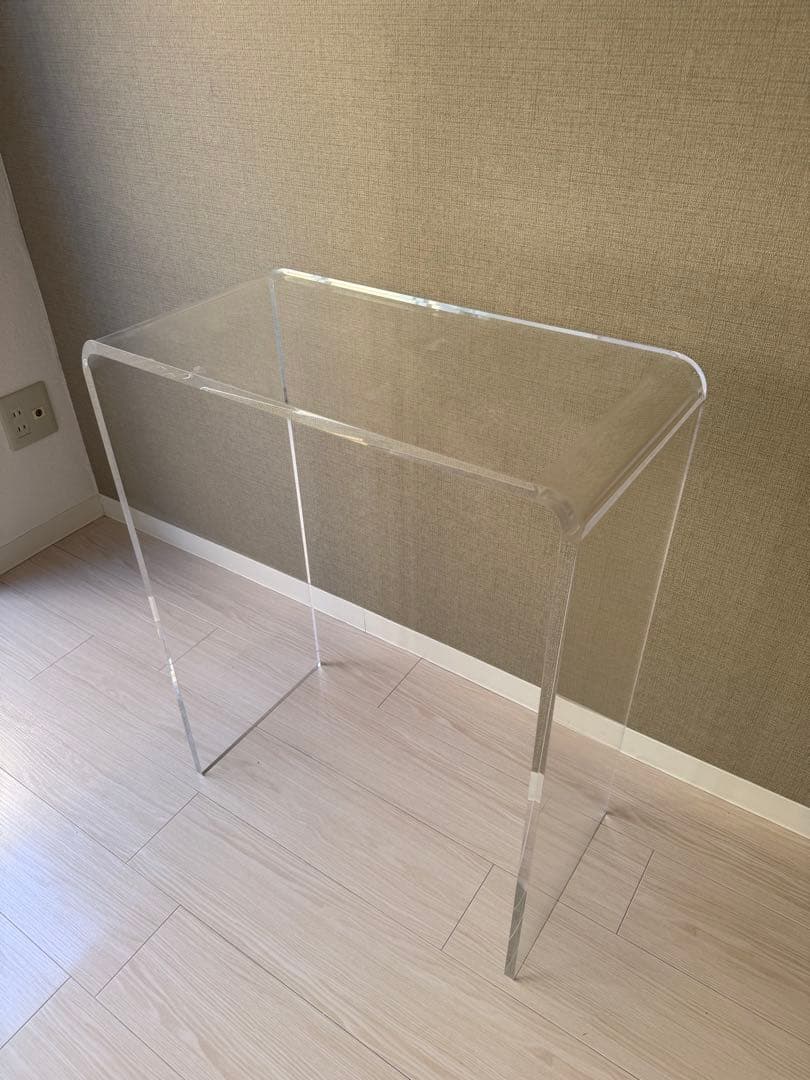 透明なアクリル製の長方形テーブル