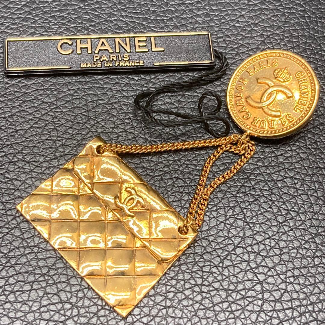 CHANEL ゴールド マトラッセミニバッグ ブローチ
