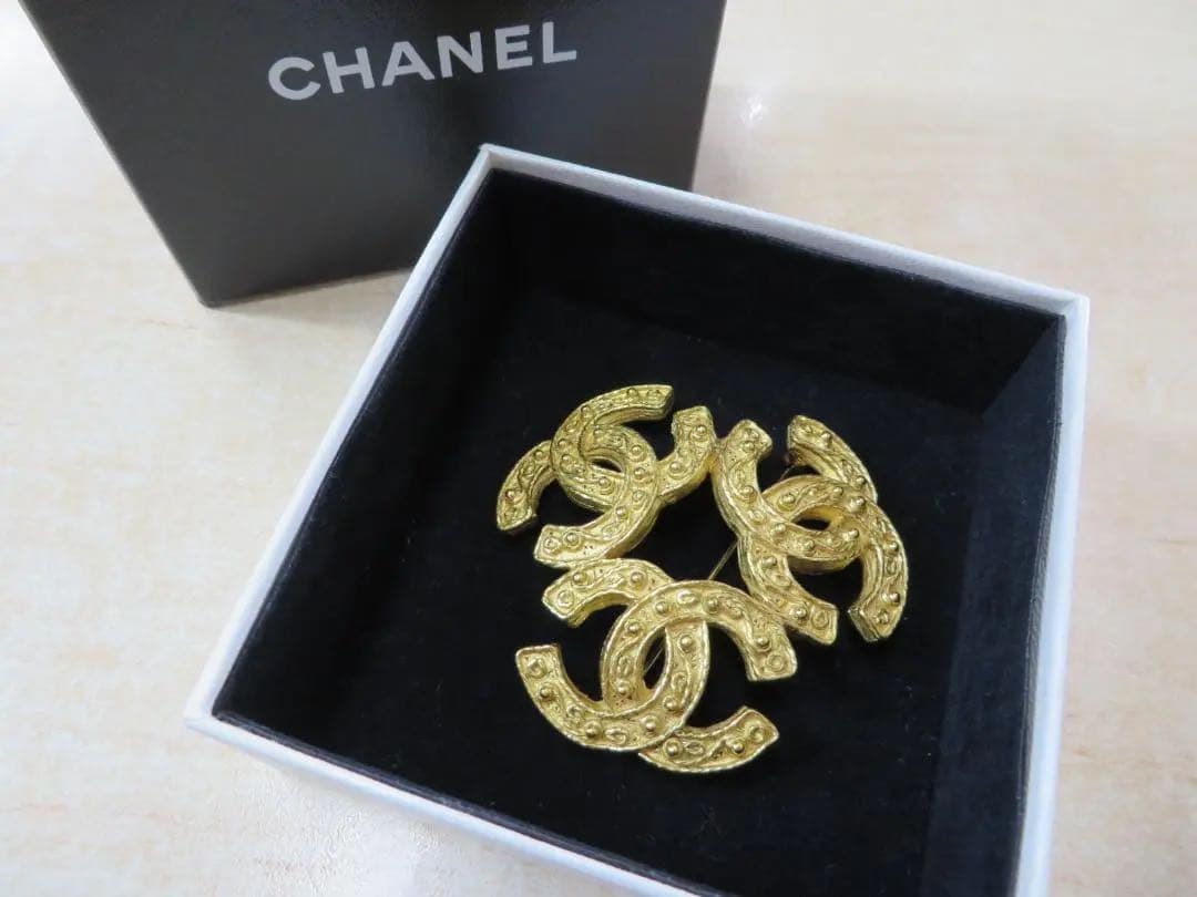 CHANELシャネル トリプルココマーク ブローチ レディース未使用