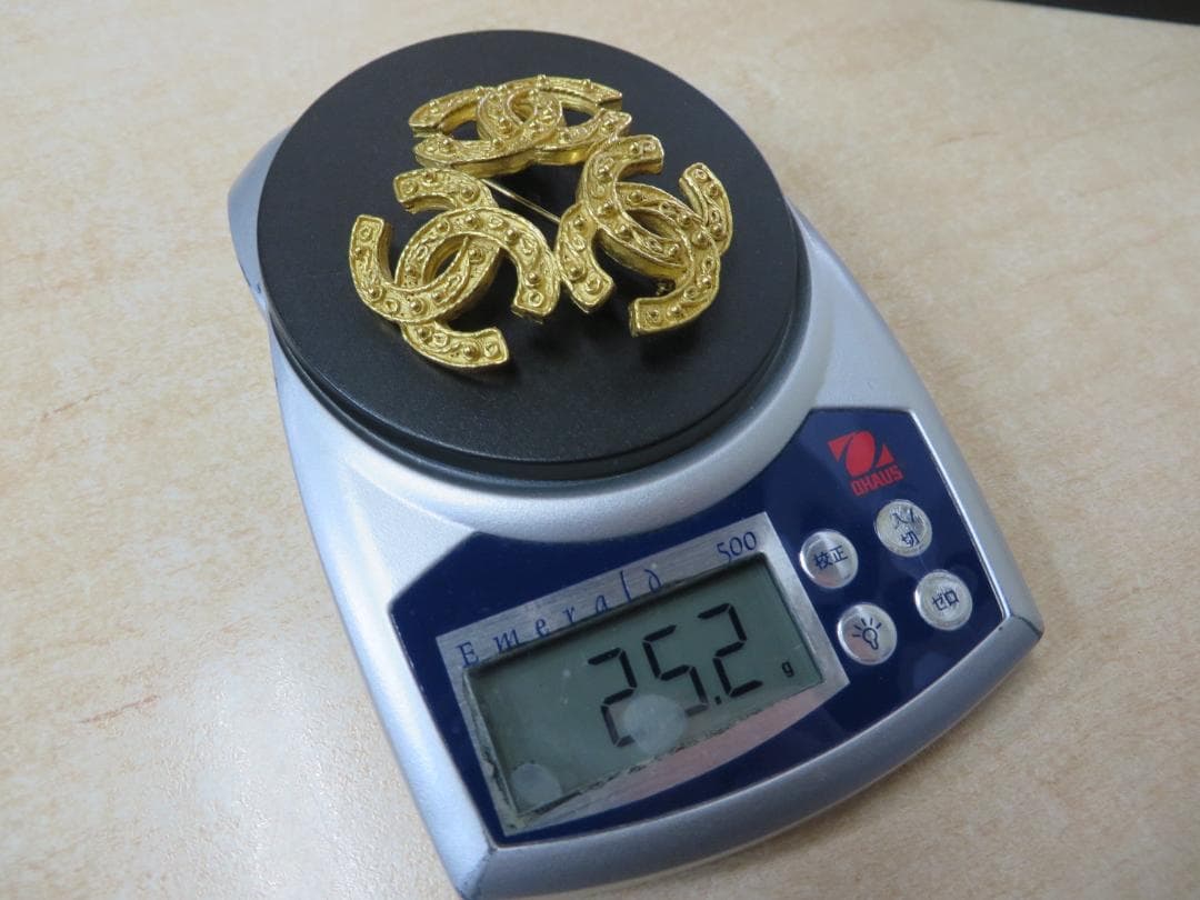 CHANELシャネル トリプルココマーク ブローチ レディース未使用