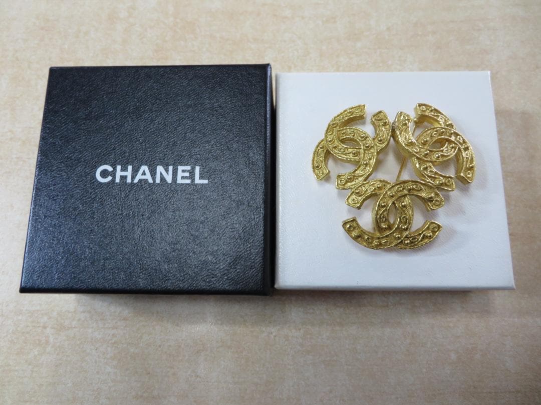 CHANELシャネル トリプルココマーク ブローチ レディース未使用