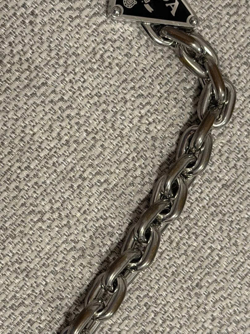 PRADA 三角ロゴプレート ヘアピン