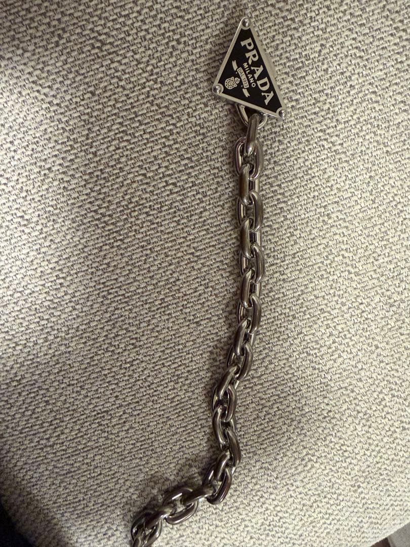 PRADA 三角ロゴプレート ヘアピン