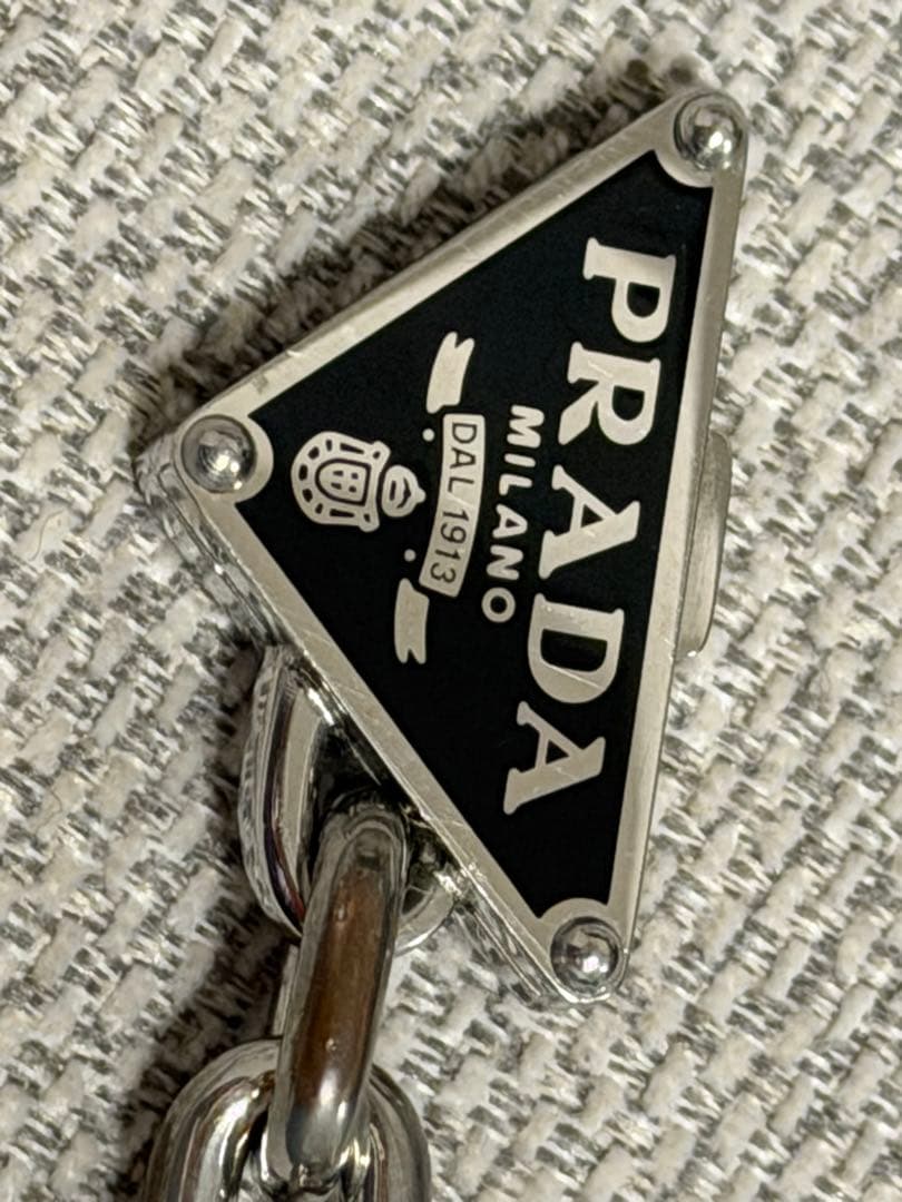 PRADA 三角ロゴプレート ヘアピン