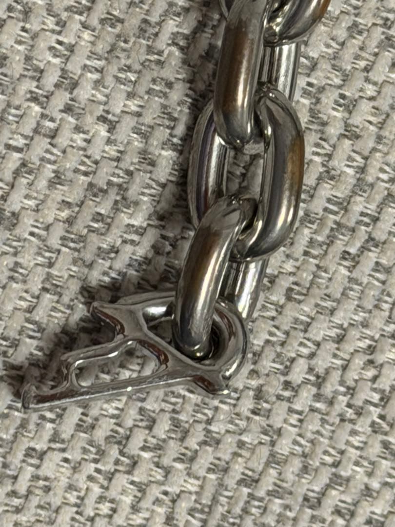 PRADA 三角ロゴプレート ヘアピン