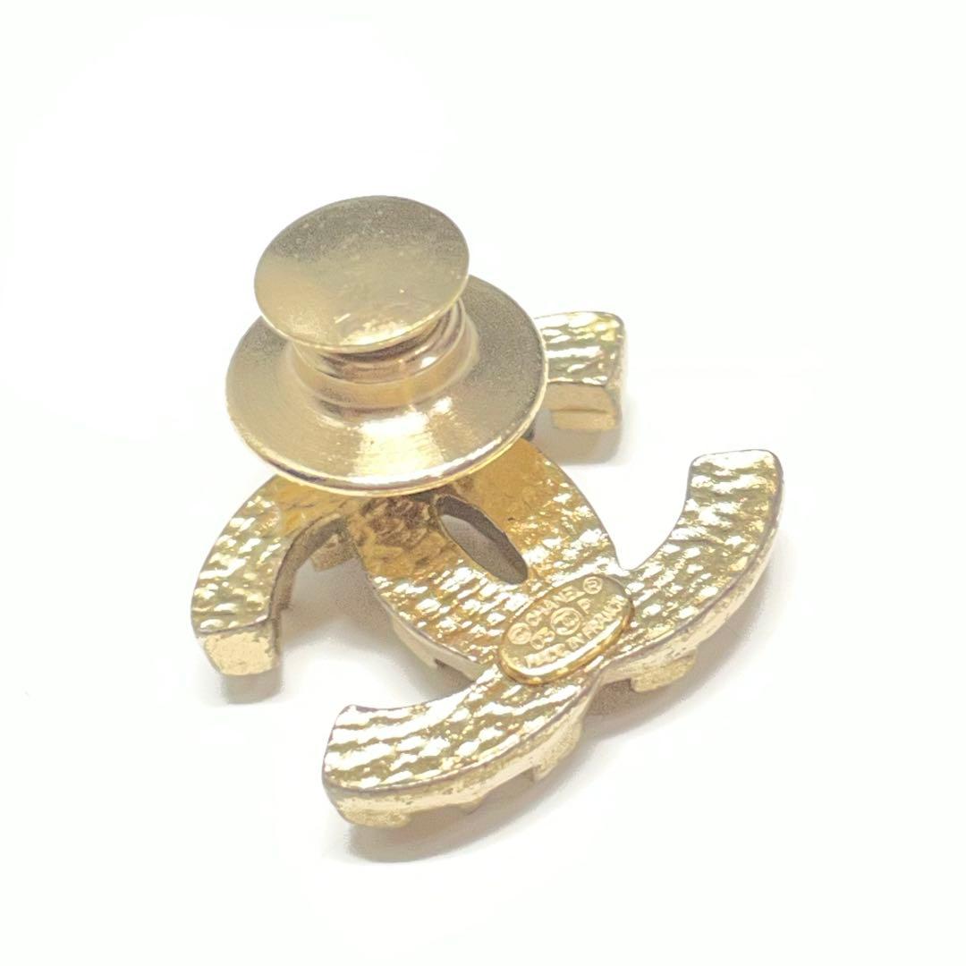 た*や様 CHANEL ゴールド ロゴブローチ