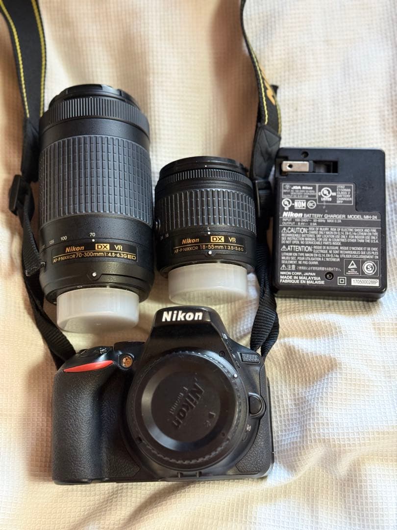 NIKON D5600 DSLR バッテリー2個,充電器,カメラバッグが付属