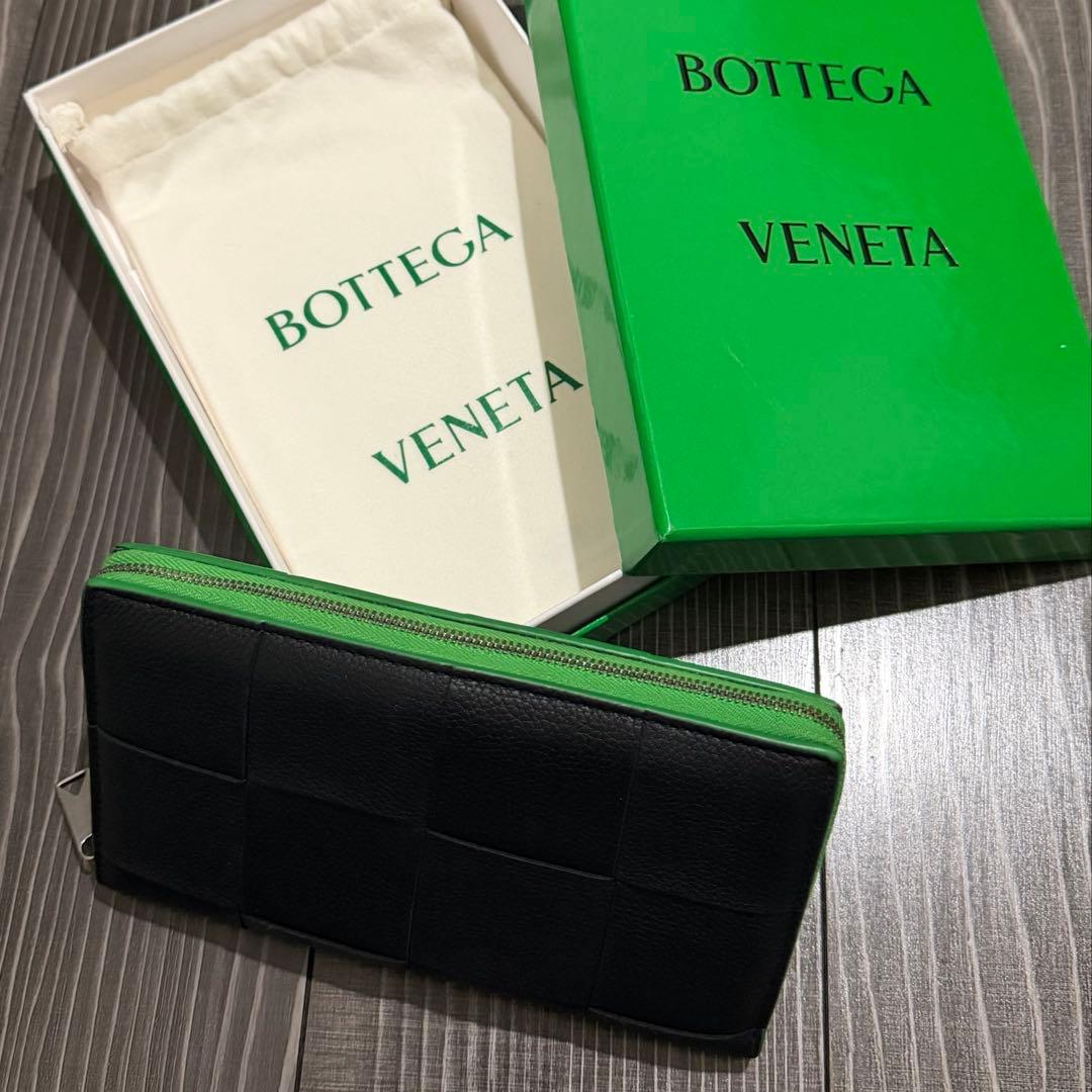 美品 ボッテガヴェネタ カセット ラウンドファスナー 長財布 ブラック×グリーン