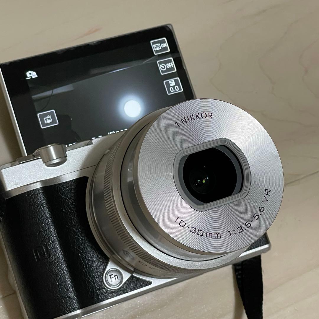 美品Nikon 1 J5 ミラーレス一眼 レンズ付き シルバー スマホ転送ok