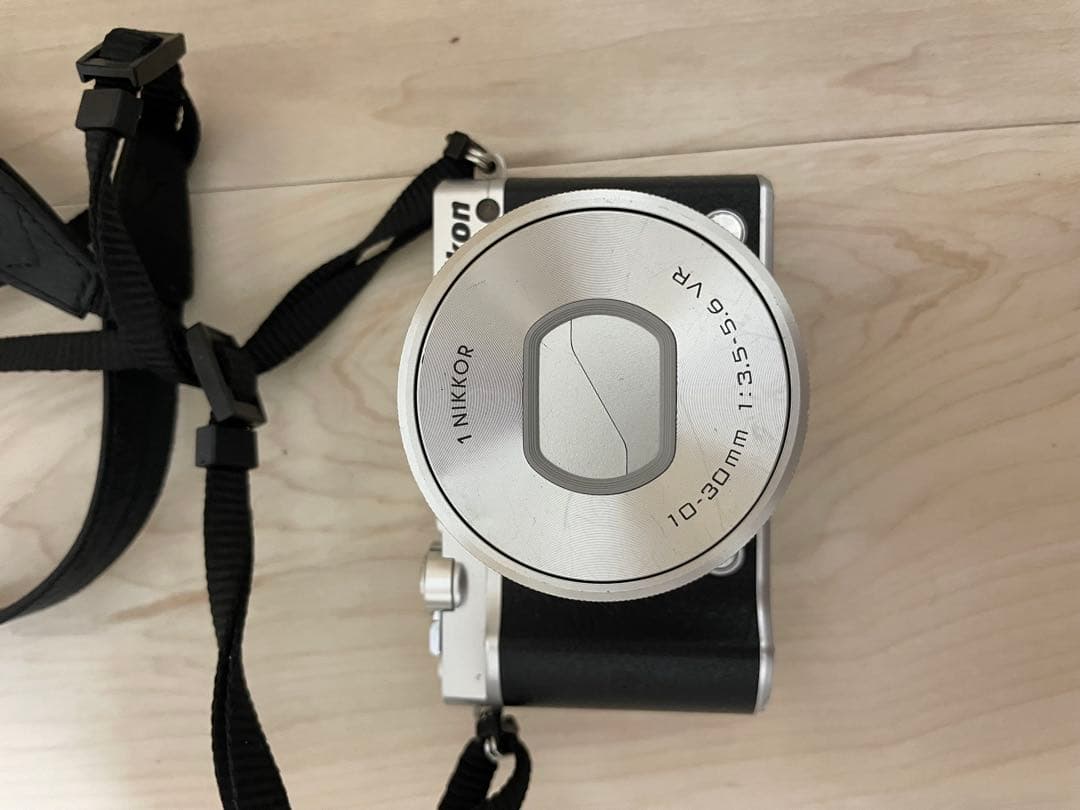美品Nikon 1 J5 ミラーレス一眼 レンズ付き シルバー スマホ転送ok