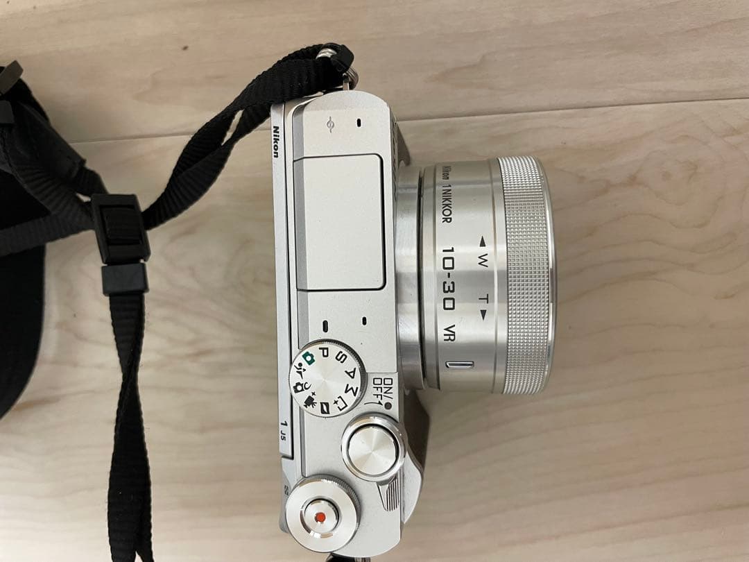 美品Nikon 1 J5 ミラーレス一眼 レンズ付き シルバー スマホ転送ok
