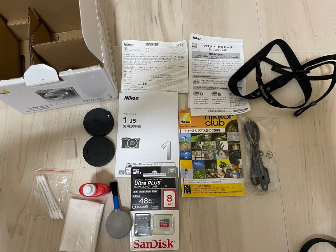 美品Nikon 1 J5 ミラーレス一眼 レンズ付き シルバー スマホ転送ok