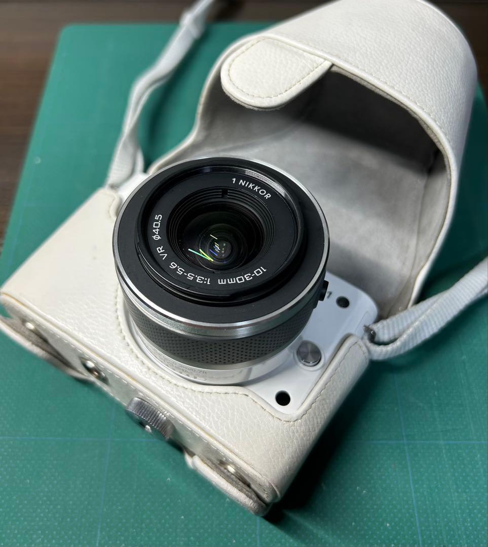 Nikon1 J1 / ミラーレス一眼カメラ / レザーケース付き