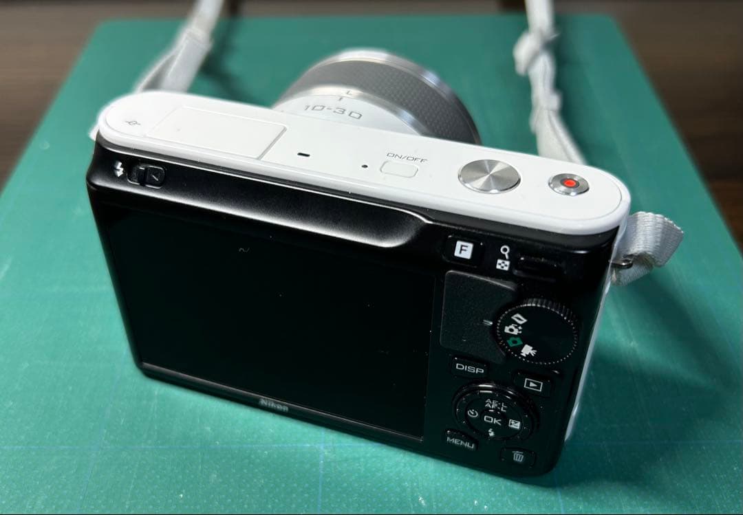 Nikon1 J1 / ミラーレス一眼カメラ / レザーケース付き