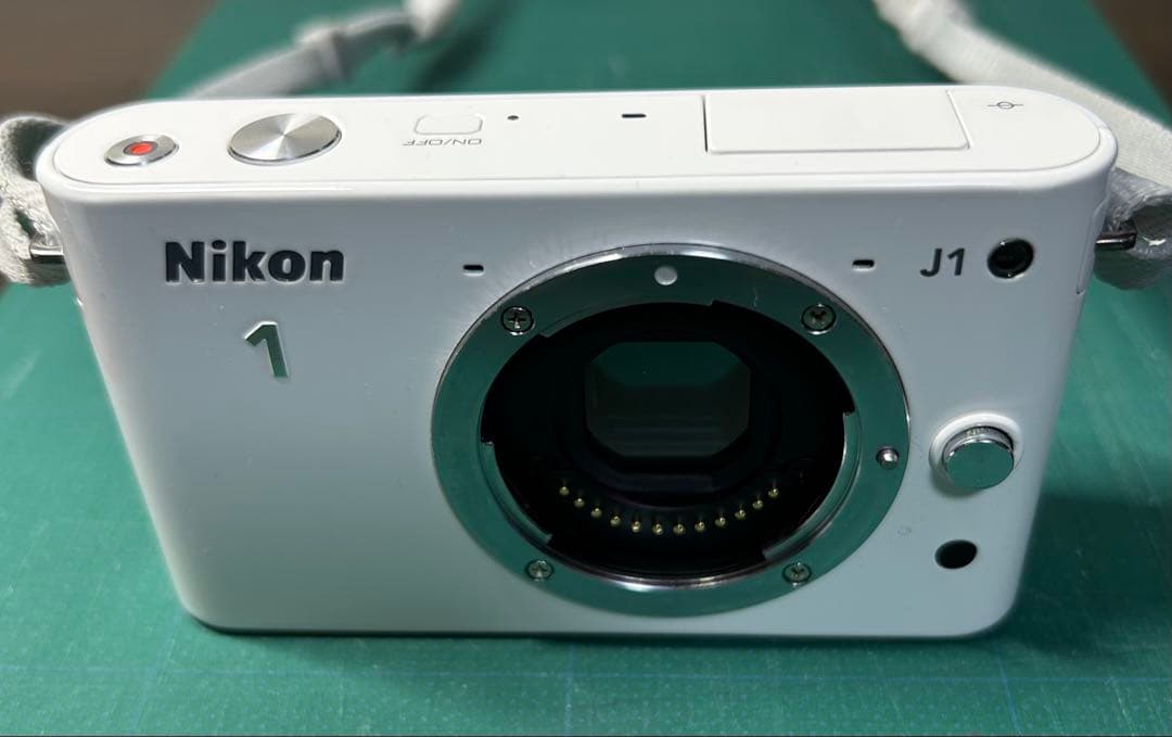 Nikon1 J1 / ミラーレス一眼カメラ / レザーケース付き