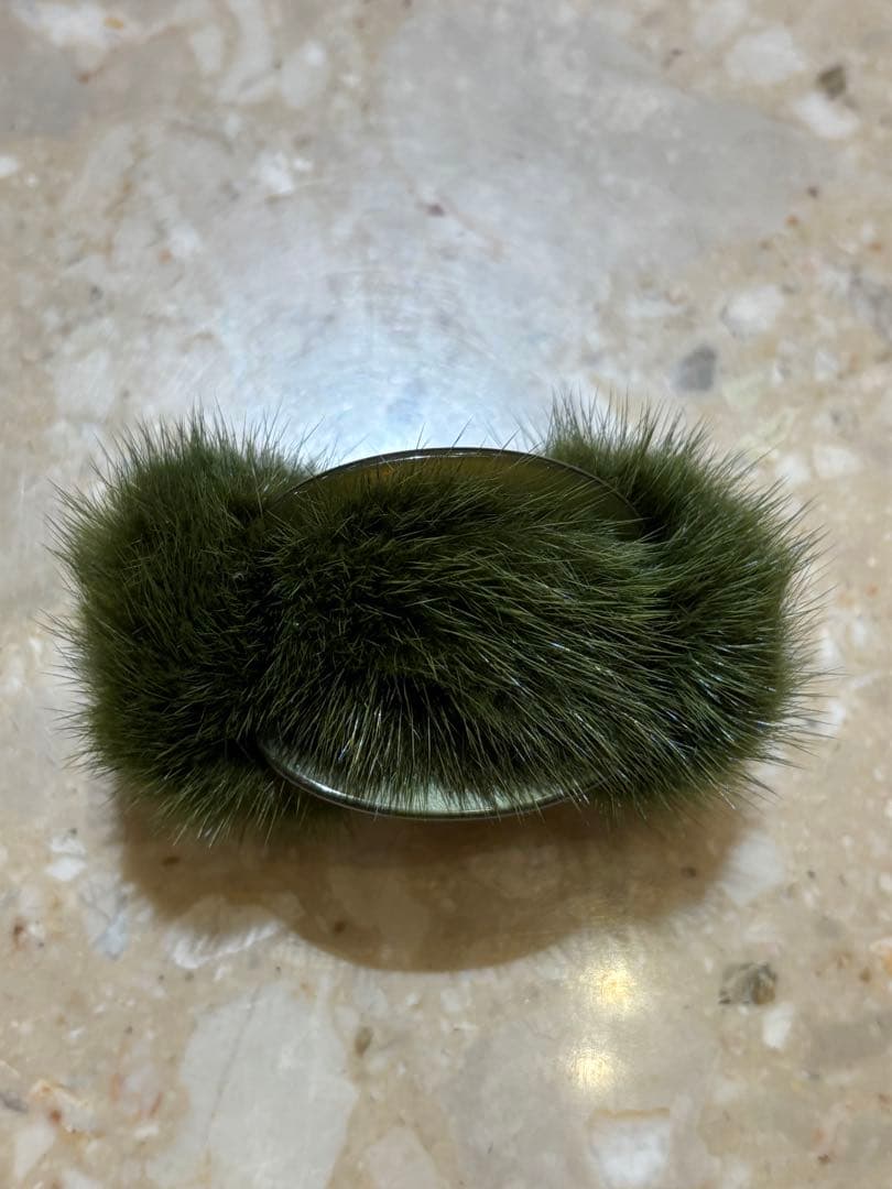 アレクサンドルドゥパリ　オリーブグリーン ミンクファー付きヘアクリップ