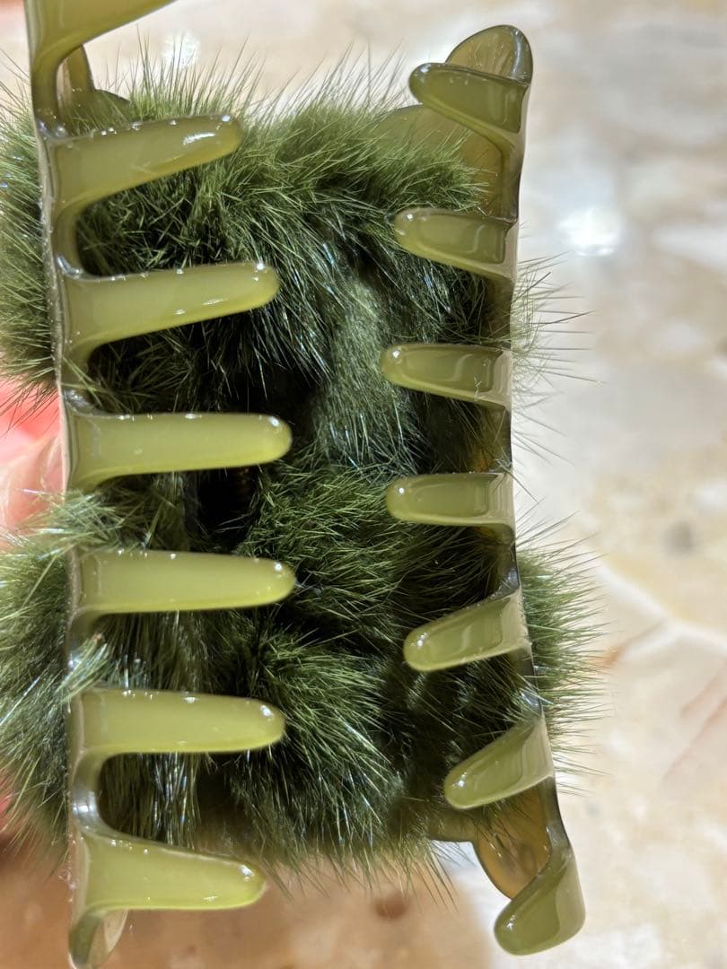 アレクサンドルドゥパリ　オリーブグリーン ミンクファー付きヘアクリップ