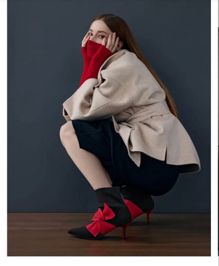 【ほぼ新品】ブーティ／ポインテッドトゥ／赤リボン付き／ニット素材／VIVAIA