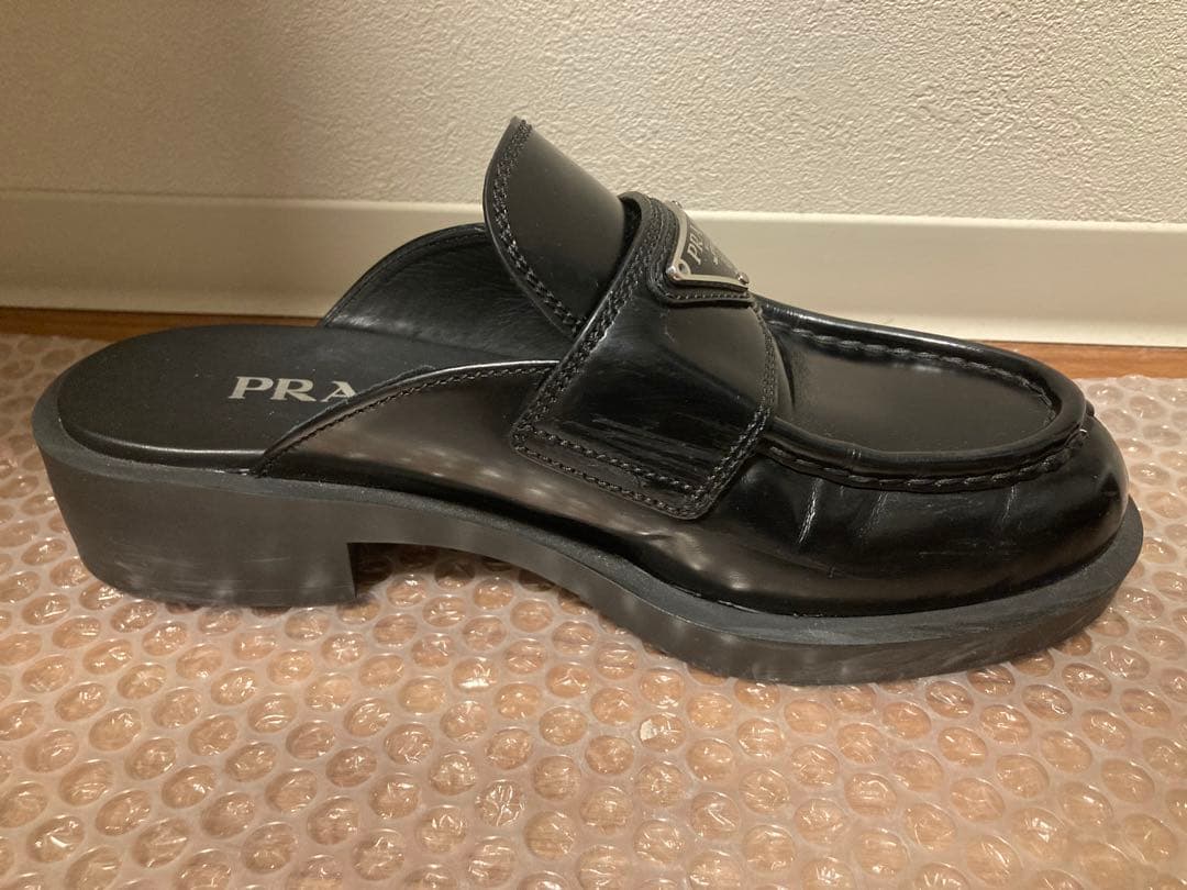 PRADA プラダ　ブラッシュドレザー ミュール サンダル　三角ロゴ