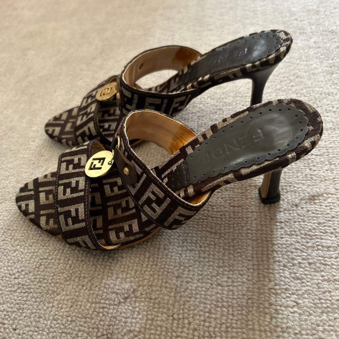 Fendi ロゴ入りブラウンミュール